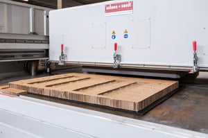 gestanzte Wabenplatte in Stanzmaschine 