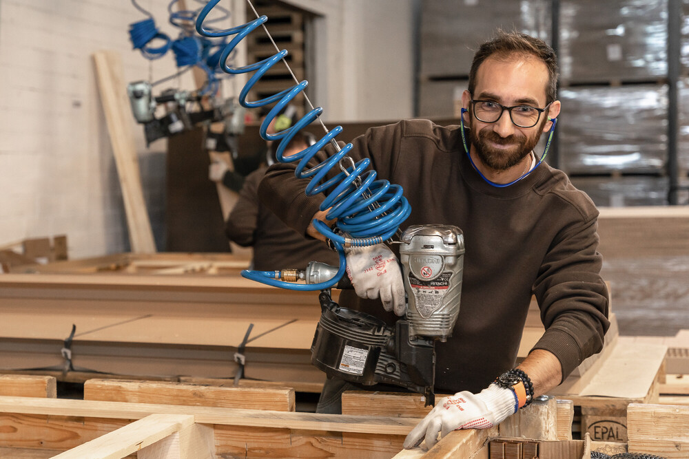 Mitarbeiter NEXTPACK baut Exportbehälter-1