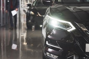 headlights-hood-black-luxury-car_rechts