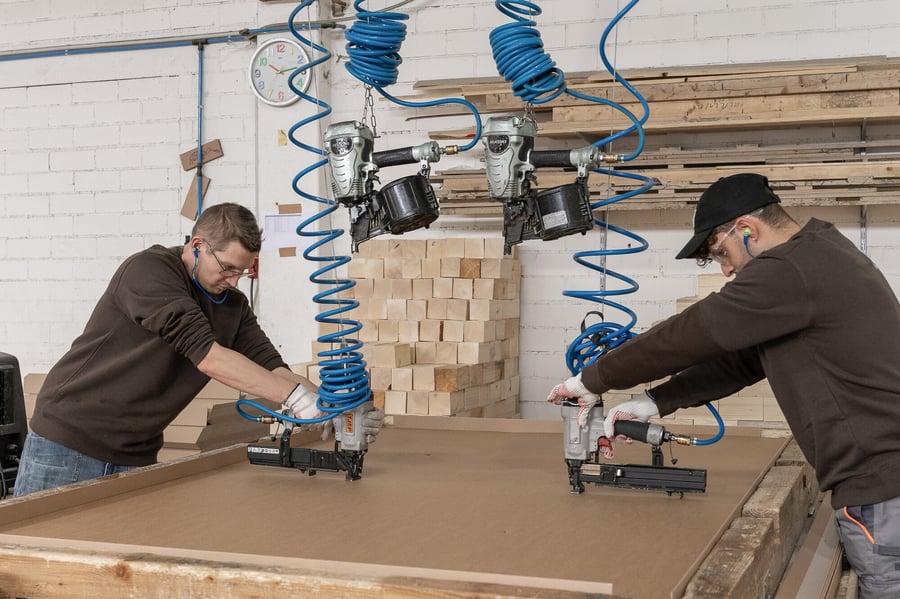 Produktionsmitarbeiter NEXTPACK bei der Fertigung von Paltainer Produktionsmitarbeiter NEXTPACK bei der Fertigung von Paltainer