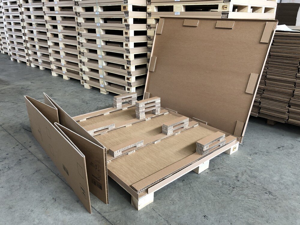 Palettencontainer mit Polstern aus Wabenpappe